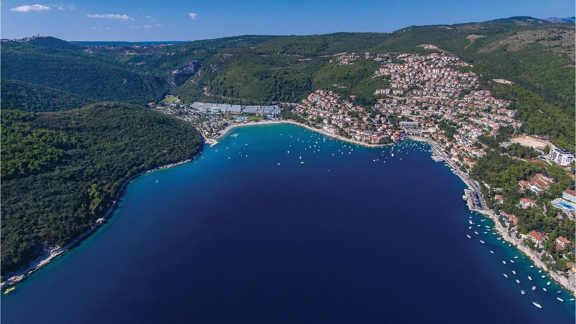 Lovely Home In Koromacno With Wifi بيت للعطل